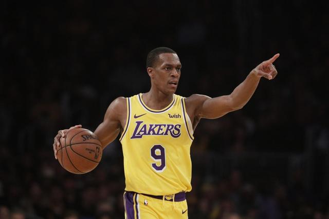 NBA赛场：76人对阵尼克斯 詹姆斯掌控进攻节奏